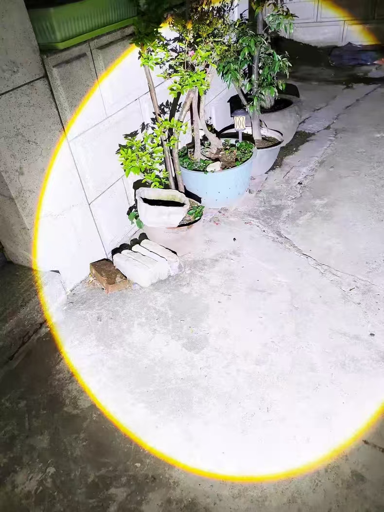 Outdoor zoom emergency strong light flashlight 4 Outdoor zoom emergency strong light flashlight - Image 4